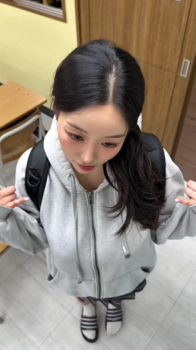 치마속 보여주는 스쿨룩 누나